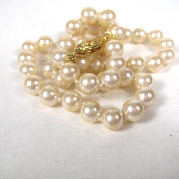 Imitation Pearls Beaded Necklace 16 inch Goldtone Fish Clasp Vintage Strand - Picture 10 of 10